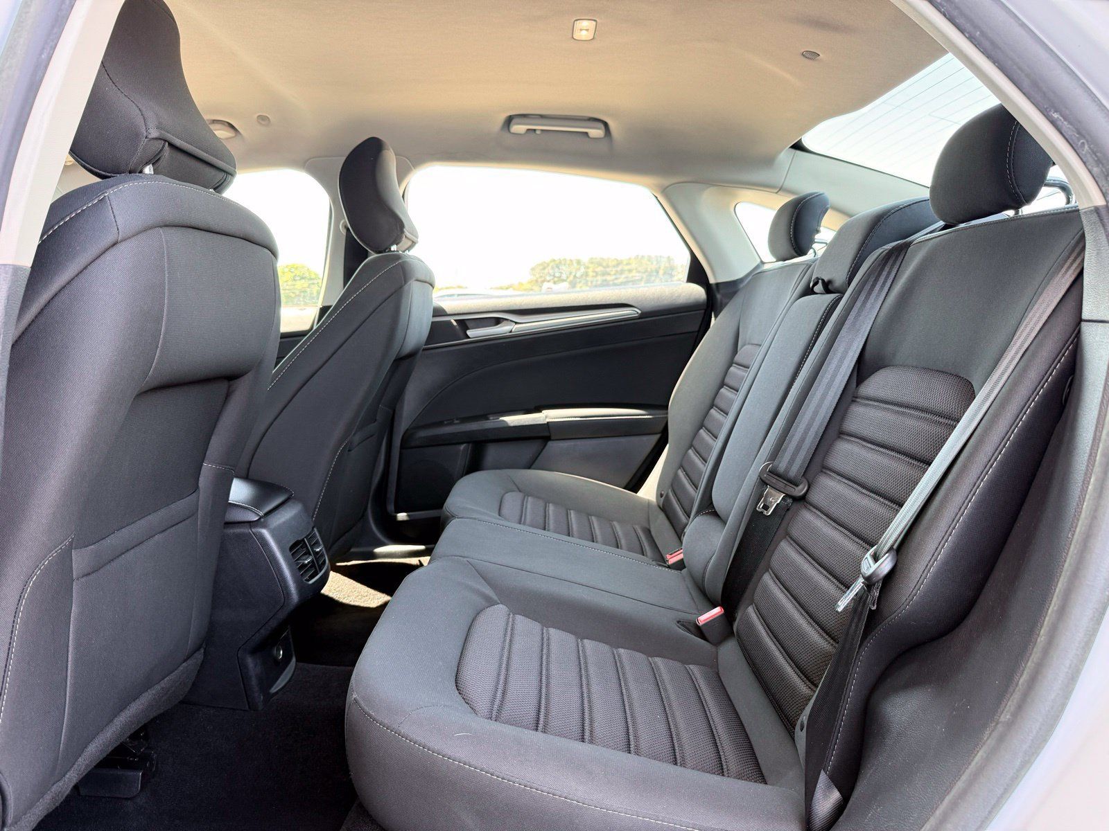 Used 2019 Ford Fusion SE FWD image 14
