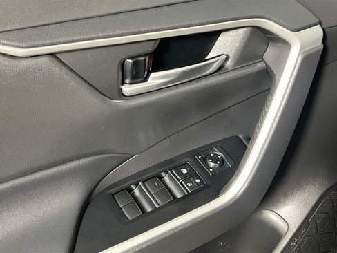 Used 2020 Toyota RAV4 XLE w/ Convenience Package FWD image 17