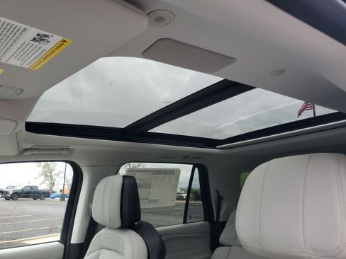 New 2026 Lincoln Navigator Reserve w/ Jet Appearance Package AWD/4WD image 11