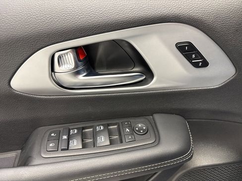 Used 2025 Chrysler Pacifica Limited image 31