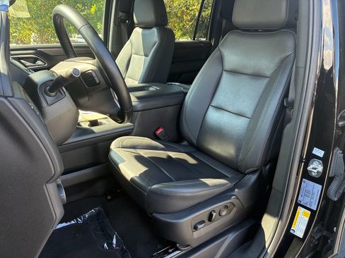Used 2023 Chevrolet Suburban LT RWD image 6