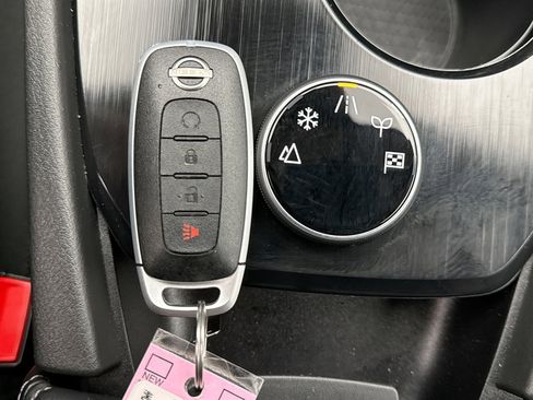 Used 2023 Nissan Rogue SV image 23