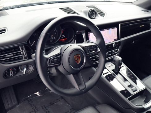 Certified 2022 Porsche Macan image 4