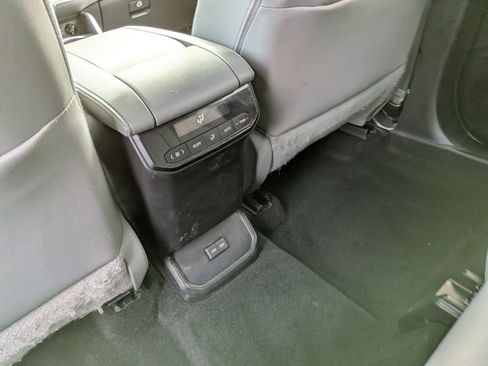 Used 2023 Toyota Highlander L image 13