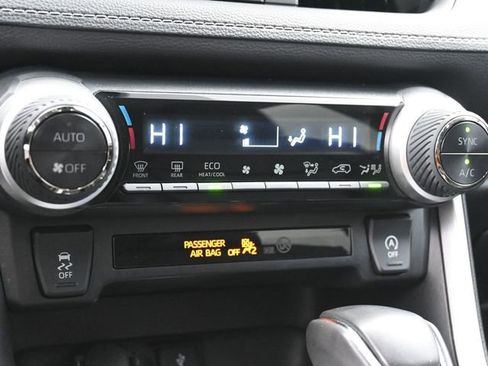 Used 2022 Toyota RAV4 XLE Premium image 18