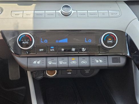Certified 2025 Hyundai Elantra Limited FWD image 27