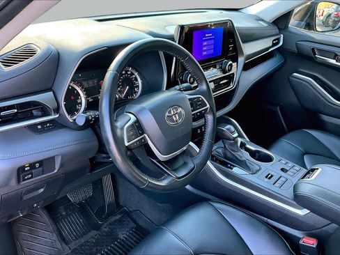 Used 2023 Toyota Highlander XLE AWD/4WD image 17