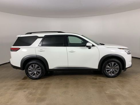 Used 2025 Nissan Pathfinder SV image 7