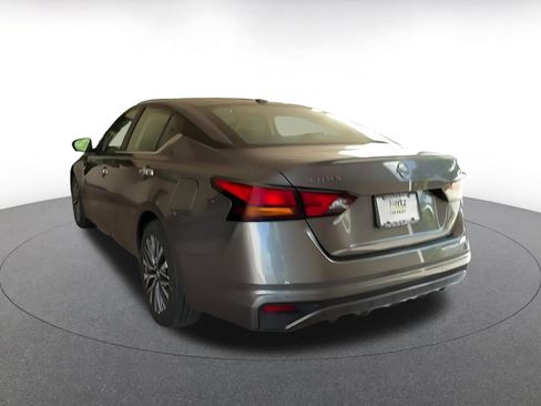 Used 2025 Nissan Altima 2.5 SV image 11