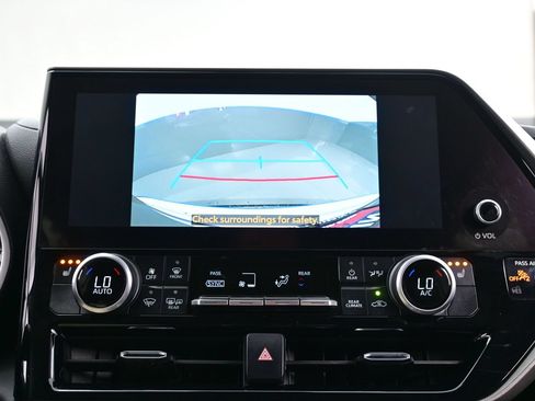 Used 2023 Toyota Highlander XLE FWD image 20