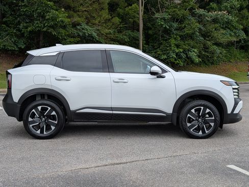 Used 2025 Nissan Kicks SR FWD image 10