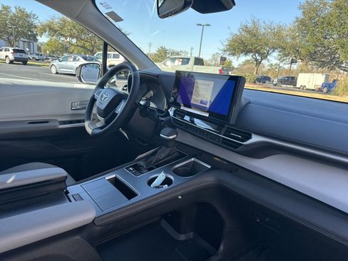 New 2025 Toyota Sienna XLE image 36