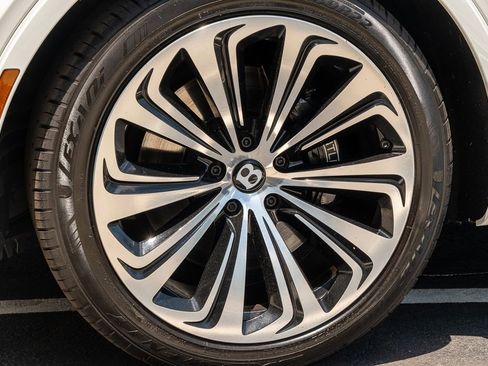 Used 2021 Bentley Bentayga Plug-In Hybrid AWD/4WD image 23