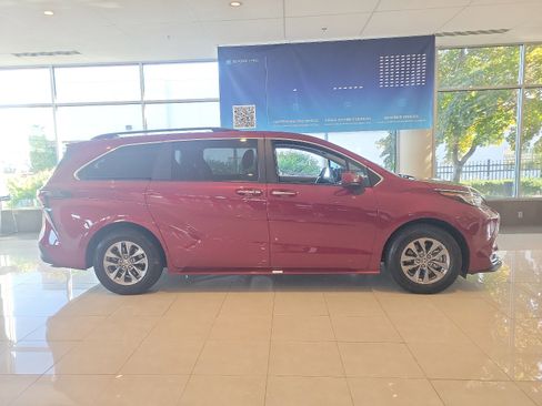 Certified 2023 Toyota Sienna XLE image 7