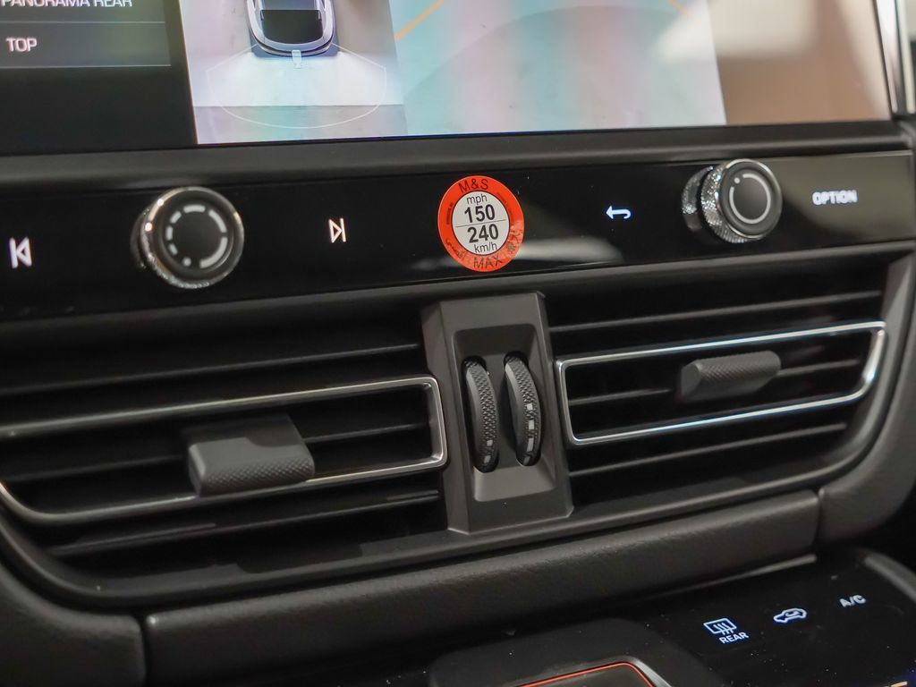 Certified 2026 Porsche Macan AWD/4WD image 32