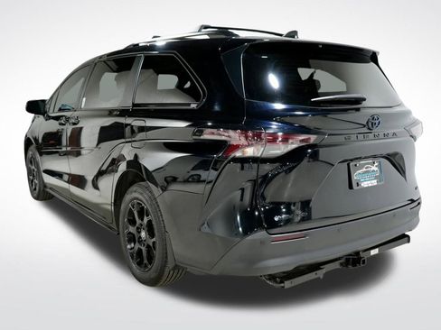 Used 2025 Toyota Sienna XLE Woodland Edition image 8