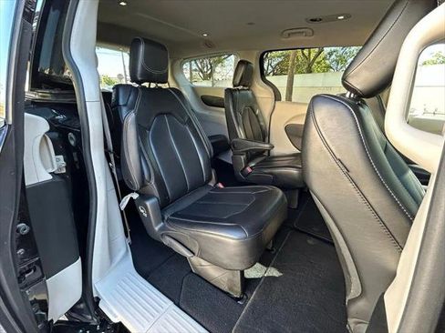 Certified 2023 Chrysler Pacifica Touring-L FWD image 34
