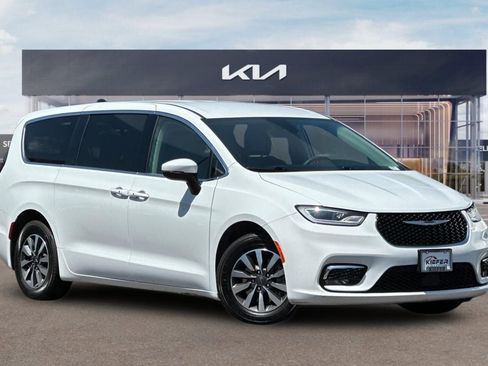 Used 2023 Chrysler Pacifica Touring-L FWD image 2