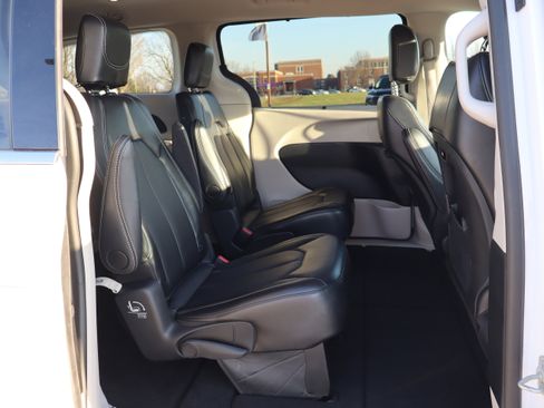 Used 2024 Chrysler Pacifica Touring-L image 14