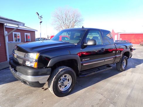 Used 2006 Chevrolet Silverado 2500 LT w/ Onstar Plus Package image 3