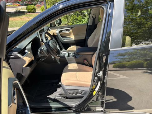 Used 2025 Toyota RAV4 XLE w/ Convenience Package image 16