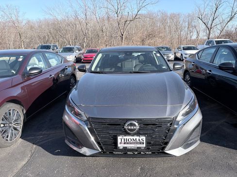 Used 2024 Nissan Altima 2.5 SV image 2
