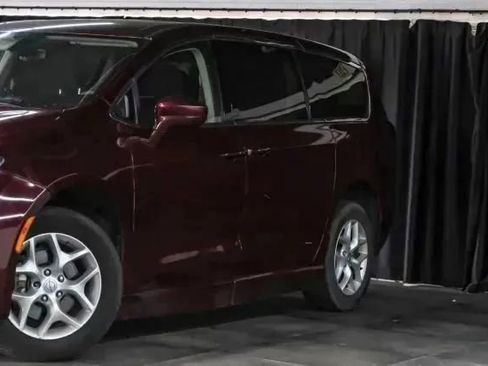 Used 2018 Chrysler Pacifica Touring Plus w/ Tire & Wheel Group image 6