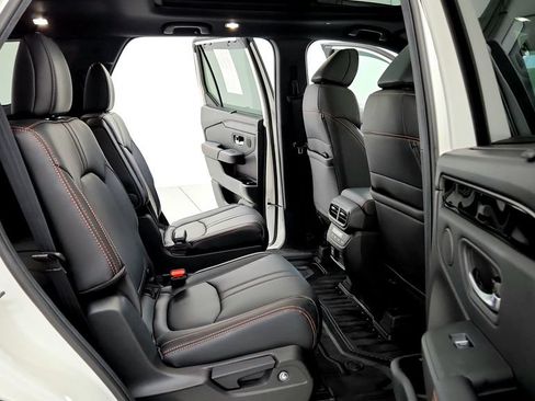 Used 2025 Honda Pilot TrailSport image 18