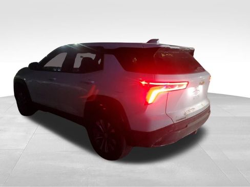 Used 2025 Chevrolet Equinox LT image 3