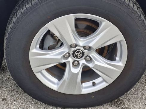 Used 2021 Toyota RAV4 XLE w/ XLE Grade Weather Package AWD/4WD image 28