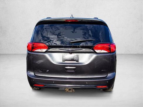 Used 2020 Chrysler Pacifica Touring-L image 6