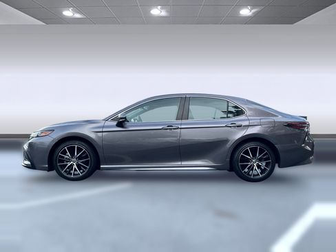 Used 2021 Toyota Camry SE image 2