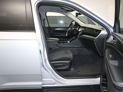 Used 2023 Jeep Grand Cherokee Laredo image 26