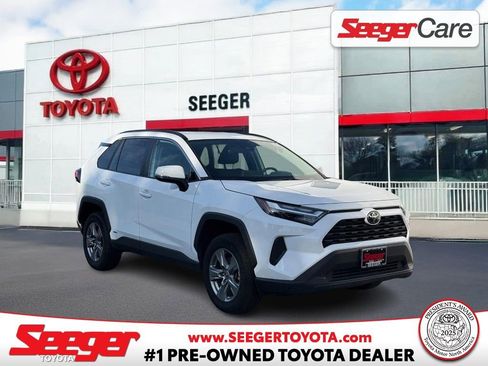 Used 2025 Toyota RAV4 XLE AWD/4WD image 1