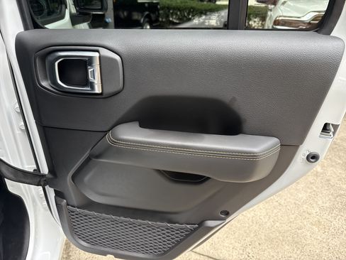 Used 2024 Jeep Wrangler Unlimited Sahara AWD/4WD image 18