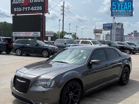 Used 2019 Chrysler 300 S RWD image 1