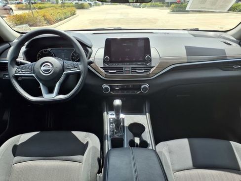 Used 2025 Nissan Altima 2.5 SV FWD image 19