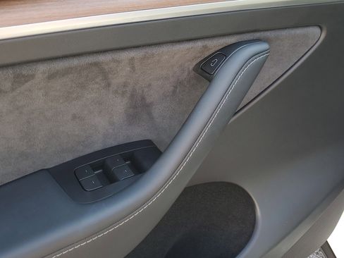 Used 2024 Tesla Model Y Long Range image 19