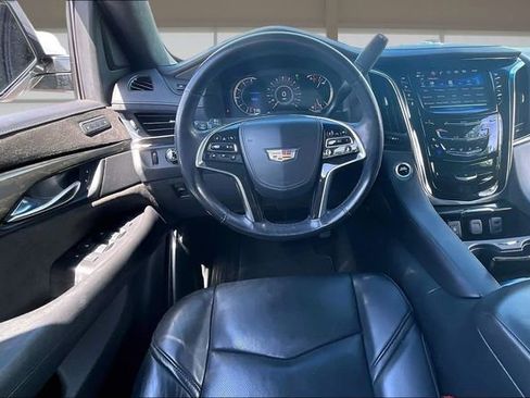 Used 2018 Cadillac Escalade Platinum AWD/4WD image 5