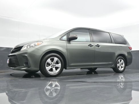 Used 2020 Toyota Sienna L FWD image 17