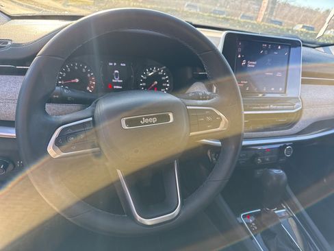 Used 2022 Jeep Compass Latitude image 9