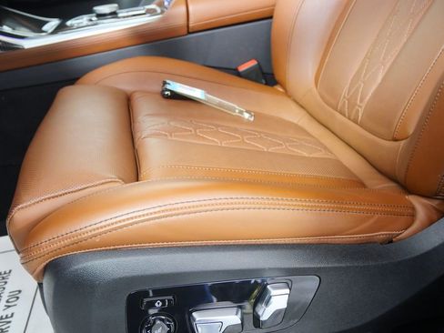 Certified 2025 BMW X7 M60i image 9