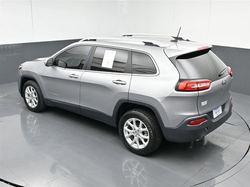 Used 2017 Jeep Cherokee Latitude w/ Cold Weather Group FWD image 27