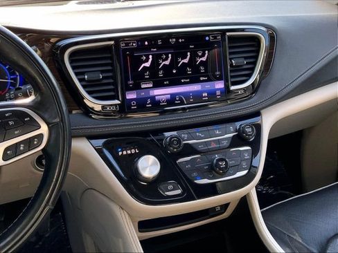 Used 2022 Chrysler Pacifica Limited w/ Uconnect Theater Family Group FWD image 20