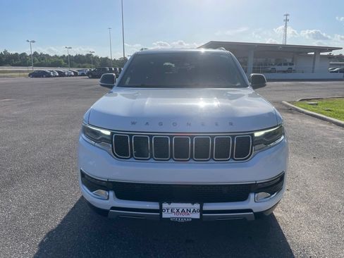 Used 2024 Jeep Wagoneer L Series II w/ Flexible Seating Group RWD image 2
