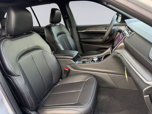 New 2025 Jeep Grand Cherokee Limited w/ Luxury Tech Group II image 18