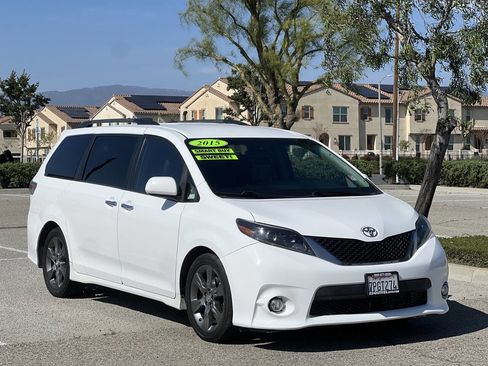 Used 2015 Toyota Sienna SE Premium image 2