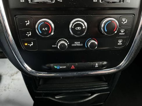 Used 2016 Dodge Grand Caravan SE image 17