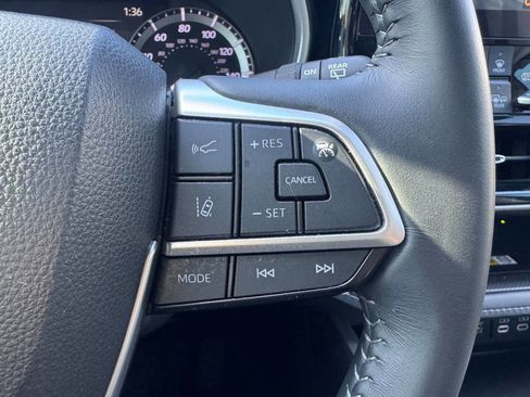 Used 2024 Toyota Highlander XLE image 11