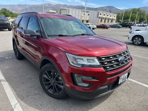 Used 2017 Ford Explorer XLT w/ Equipment Group 202A AWD/4WD image 1